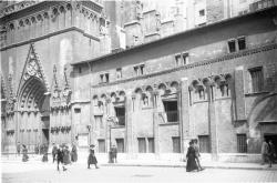 [La Manécanterie et la cathédrale Saint-Jean]