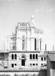 [Construction de l'église votive Notre-Dame du Sacré-Coeur, chemin de Saint-Eusèbe : l'abside en cours d'achèvement]