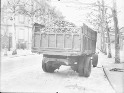 [Camion accidenté transportant du charbon]