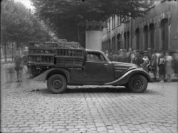 [Baudauds autour d'une voiture de livraison accidentée]