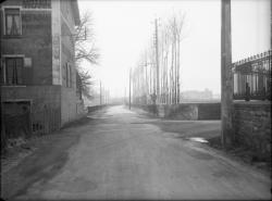 [Route devant l'hôtel-restaurant de la Terrasse, à proximité de l'asile de vieillards d'Albigny-sur-Saône]