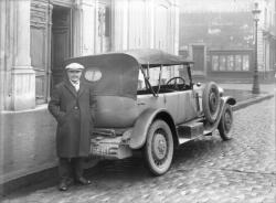 [Voiture stationnée sur le quai de la Guillotière, au croisement de la rue de Bonnel]