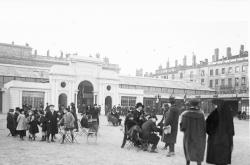 [Foire de Lyon en 1918 : pavillon de l'Automobile (groupe 49) sur la place Bellecour (côté ouest)]