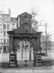 [Portail en pierre l'Ecole normale d'institutrices du Rhône]