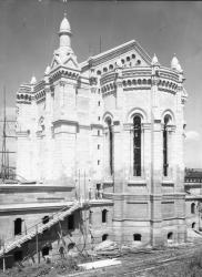 [Construction de l'église votive Notre-Dame du Sacré-Coeur, chemin de Saint-Eusèbe : l'abside en cours d'achèvement]