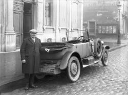 [Voiture stationnée sur le quai de la Guillotière, au croisement de la rue de Bonnel]