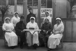 [Hôpital de la Salle Gambetta : infirmières et soldats assis]