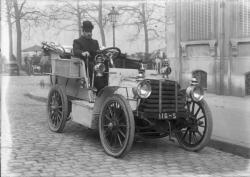 [Homme au volant d'une automobile]