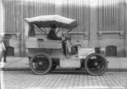 [Homme au volant d'une automobile]