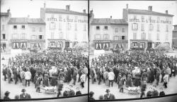 [Foule autour d'une fanfare sur une place (la Platrière?)]