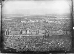 [Vue panoramique de Lyon prise depuis la colline de Fourvière : la Saône et le pont du Change]
