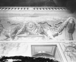 [Hôtel de ville de Lyon, détail des peintures en grisailles de l'escalier d'Honneur : lions adossés]