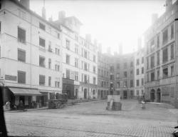 [Place de l'Ancienne-Douane]