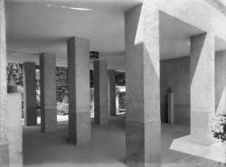 [Villa de Catherine Garnier : vue sur le portique depuis le jardin]