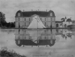 [Domaine de Lacroix-Laval : maison se reflétant dans l'eau]