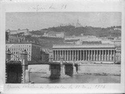 [Le Coteau de Fourvière et le Palais de Justice en 1865]