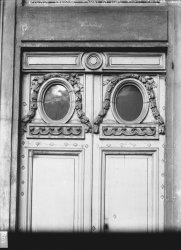 [Rue Auguste-Comte : porte]