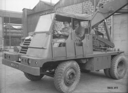 [Foire internationale de Lyon : camion-grue, le chauffeur et un passager]