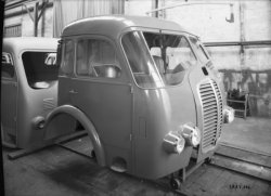 [Foire internationale de Lyon : cabines de camions sur une chaîne de montage]