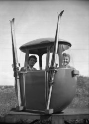 [Foire internationale de Lyon : cabine de téléphérique avec deux passagères]