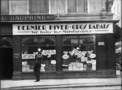 [Magasin Molin (linge et confection) : vitrines rue du Bât-d'Argent]