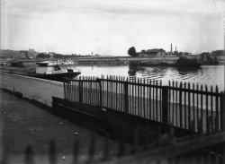 [La Saône à la hauteur du quai Jean-Jacques Rousseau : péniche "Albarine"]