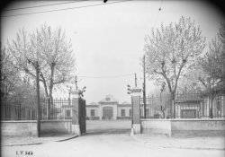 [Grilles d'entrée de l'usine "Le Matériel électrique"]