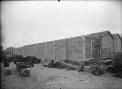 [Usine, extérieur]