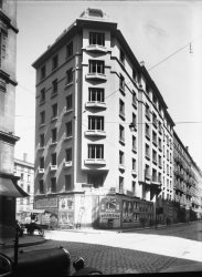 [Immeuble 16, rue Victor-Hugo, à l'angle de la rue Sala]