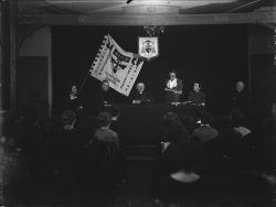 [Réunion de la "Jeunesse Indépendante Chrétienne Féminine"]