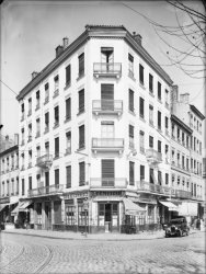 [Immeuble appartenant au Crédit à l'Epargne (Lyon) : café du Commerce]