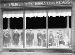 [Vitrine du magasin "La Belle Jardinière"]