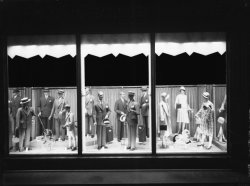 [Vitrine du magasin "La Belle Jardinière"]