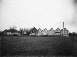 [Maison Couturier Fructus Descher à La Batie-Montgascon (Isère) : vue de l'usine]