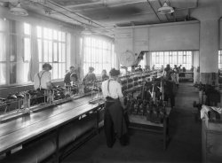 [Usine des établissements Bally-Camsat : atelier de confection de chaussures]