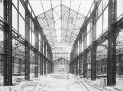 [Maison Traverse Frères : charpente métallique d'un hangar en construction]