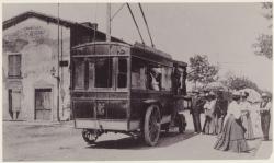 [Le Premier trolleybus pour Charbonnières. Société d'éclairage et de traction de Charbonnières-les-Bains]
