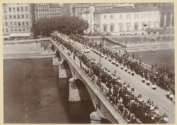 [Les funérailles du cardinal Pierre-Hector Coullié : le cortège]