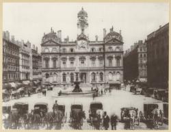 [Place des Terreaux et hôtel de ville de Lyon : fiacres et passants autour de la fontaine centrale]