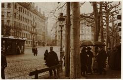 [Foire de Lyon : visiteurs devant les stands du quai Saint-Clair, à proximité de la place Tolozan (1916-1918)]