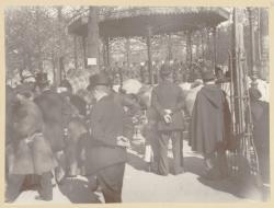 [Un concert militaire au kiosque de la place Bellecour, au début du XXe siècle]