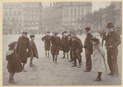 [Jeux de billes, place Bellecour, au début du XXe siècle]