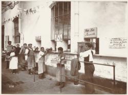 [Soupe populaire municipale, à la mairie de Villeurbanne, vers 1934-1935]