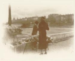 [Passerelle du Collège : vendeuse de fleurs]