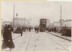 [Ancien pont de la Guillotière : tramway à chevaux electrifié réversible ou "Belle-Mère"]