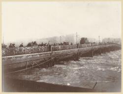 [Crues du Rhône. L'ancien pont Morand en bois]