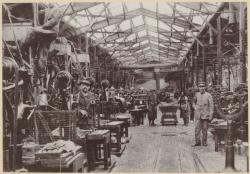 [Les Abattoirs et marché aux bestiaux de la Mouche, à Gerland, transformés en usine d'armement en 1914]