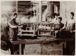 [Ouvrières travaillant à la fabrication d'obus, pendant la guerre de 1914, dans les abattoirs de la Mouche, à Gerland]