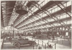 [L'Exposition internationale de Lyon, en 1914, dans le grand hall du marché aux bestiaux de la Mouche, à Gerland]