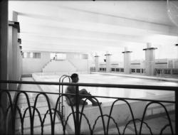 [Le Palais du travail à Villeurbanne : un nageur au bord du bassin de la piscine d'hiver]
